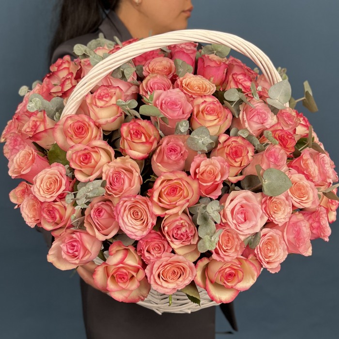 101 роза Алани микс с эвкалиптом в корзине